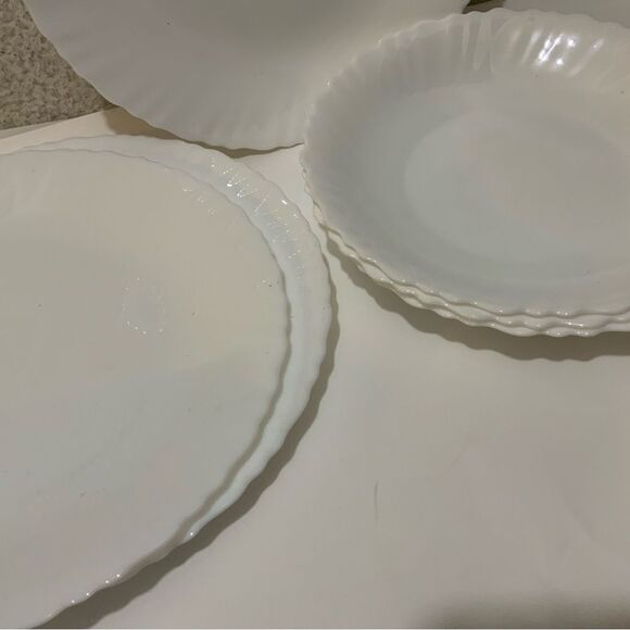 Arcopal Set Caracas Feston Uni Milk Glass Scalloped 3 dinner & 3 Salad Plates - Picture 4 of 6